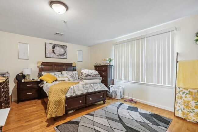 Building Photo - 6806 Madison St