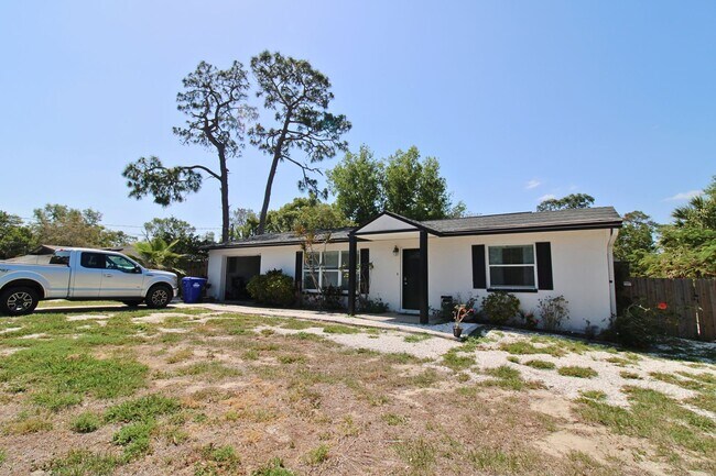 Foto del edificio - 3 Bed, 2 Bath Furnished Home With Screened...