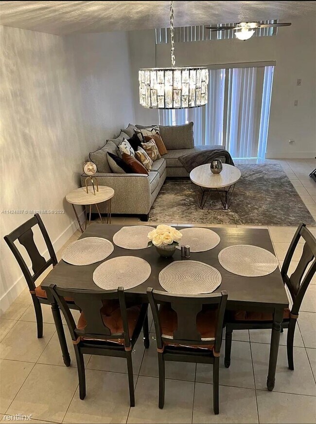 Foto del edificio - 3 br, 2.5 bath House - 605 NW 210th St # 1...