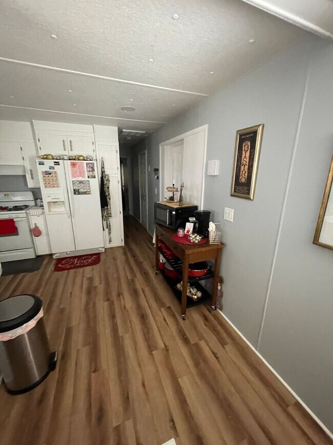 Building Photo - Charming 2-bedroom Home Available August!!