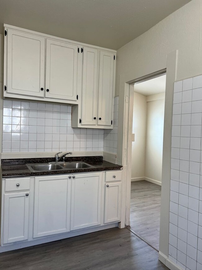 Building Photo - Charming 3 Bedroom Home Available Now!