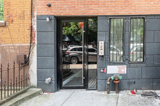Entrance - 306 Macdougal St