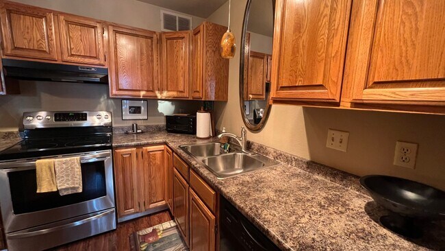 Building Photo - 2 Bedroom Jewel Lake Condo with Beautiful ...