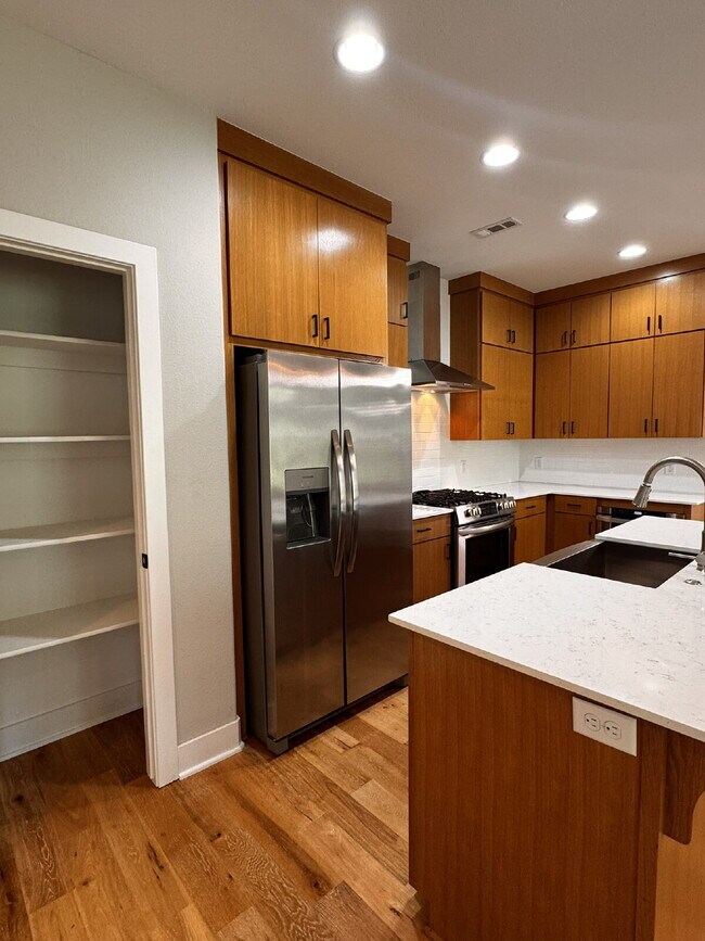 Foto del edificio - 2375 E Amherst Aly