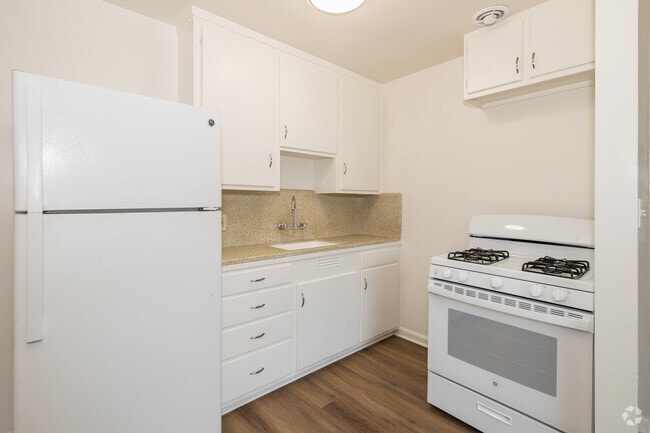 1BR, 1BA - 550SF - Kitchen - Mayberry at Town & Country