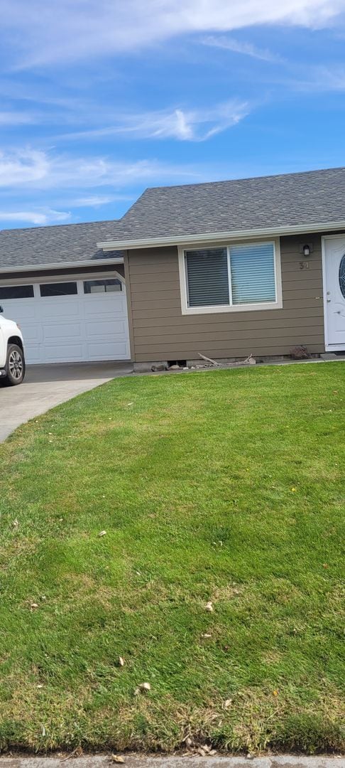 Building Photo - Cozy home on large lot w/fenced backyard