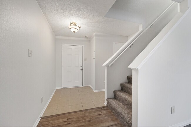 Foto del edificio - Spacious 3-Bed Home with Fenced Yard in Cameron Meadows
