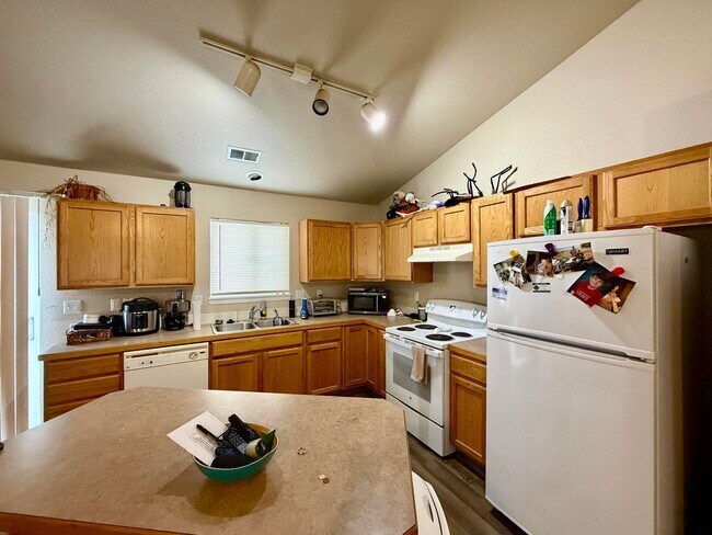 Foto del edificio - 310 S Rachel Ave