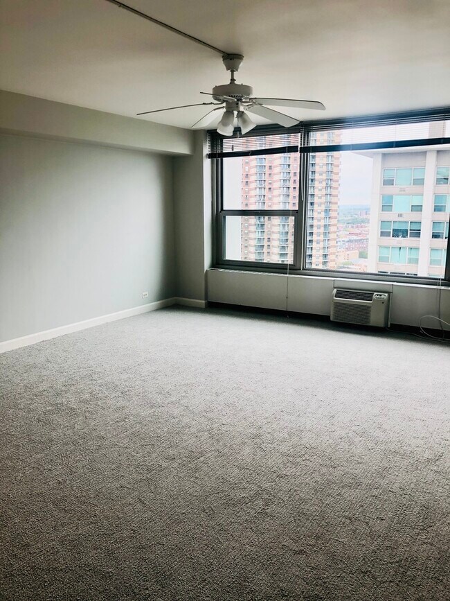 Foto del edificio - 3600 N Lake Shore Dr