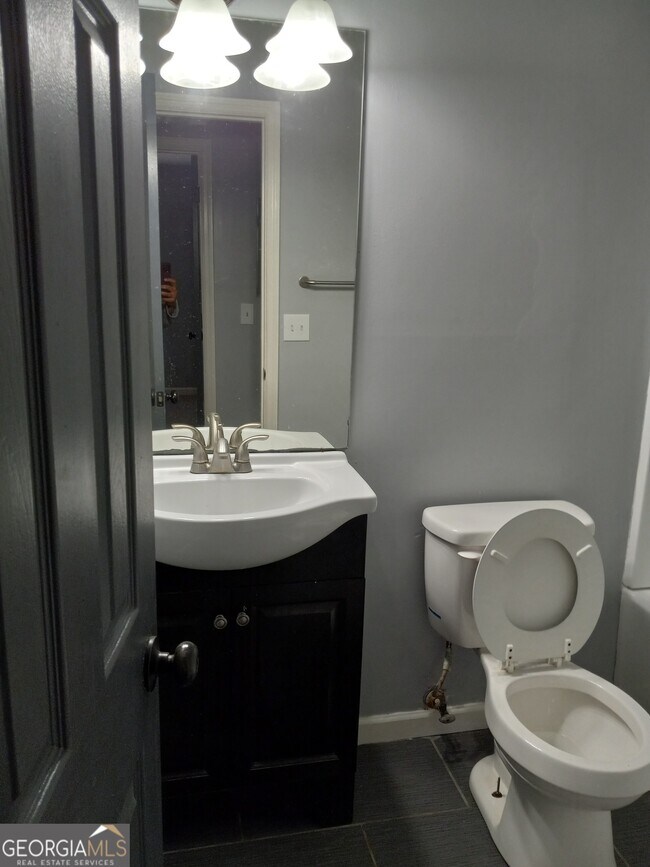 Foto del edificio - 2036 Charter Manor