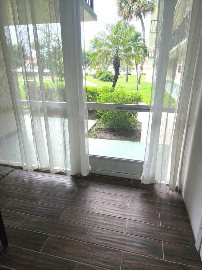 Building Photo - 804 SE 7th St