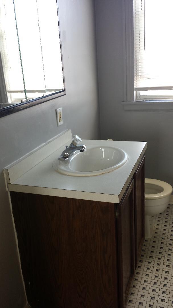 Baño completo - 9217 Broadway Ave