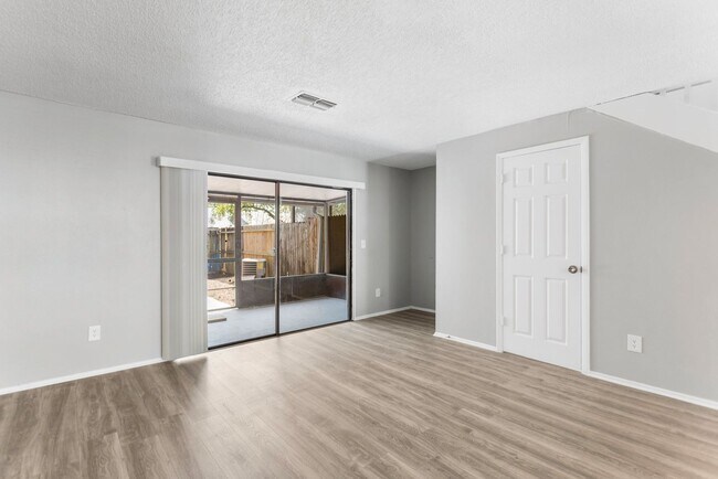 Foto del edificio - 2bedroom 1.5 Bath Town home **