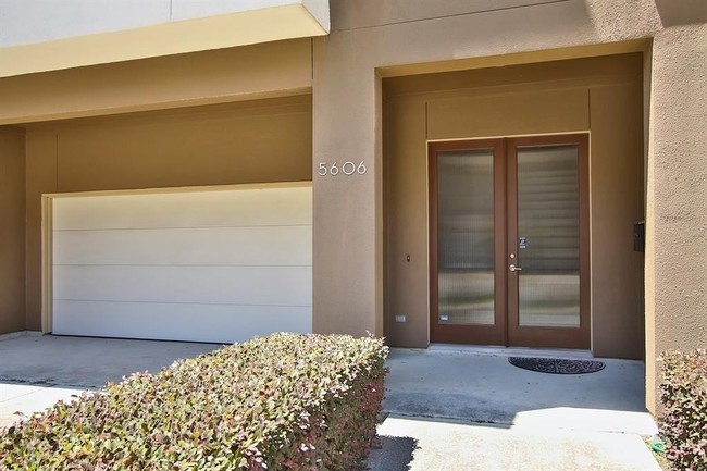 Building Photo - Contemporary townhome, rooftop terrace awa...