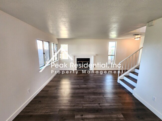 Building Photo - Spacious 3bd/2.5ba House with 2 Car Garage