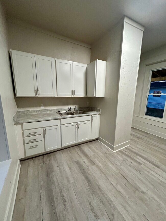 Foto del edificio - 618 Woodlawn Ave