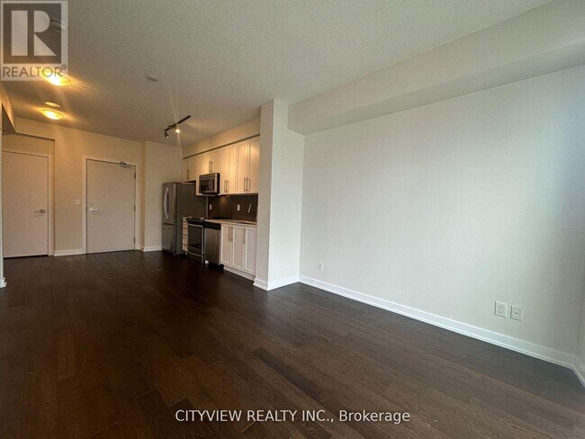 Photo du bâtiment - 510 Curran Place