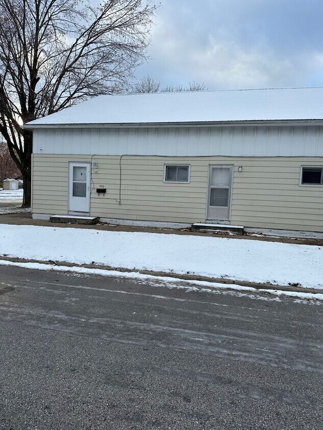 Primary Photo - Large main floor 1 bed apt with attached g...