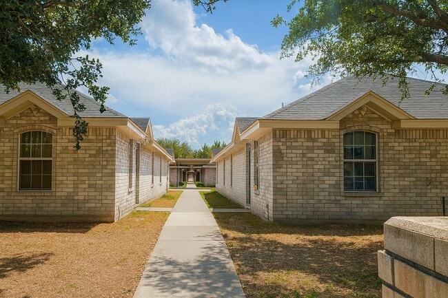 Building Photo - 2220 W Candlelight Ln