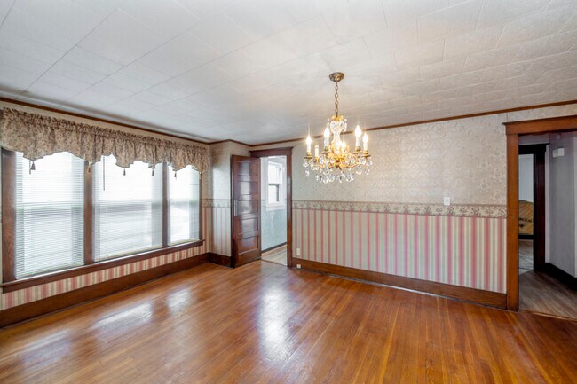 Dual Entry to Dining Area - 424 Parkside Ave