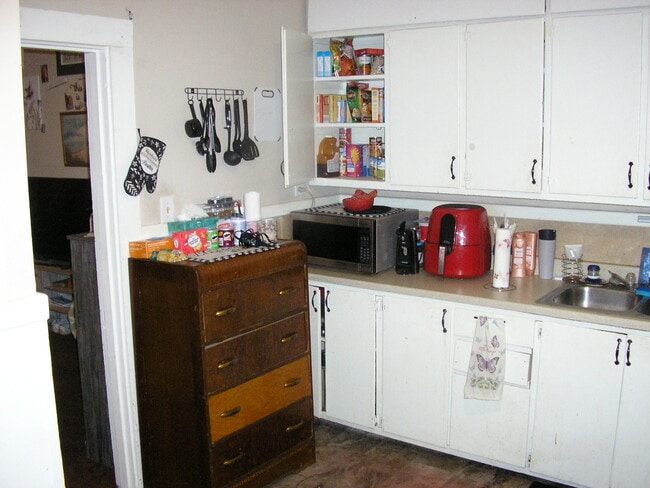 Building Photo - 1584 Collegeview Dr