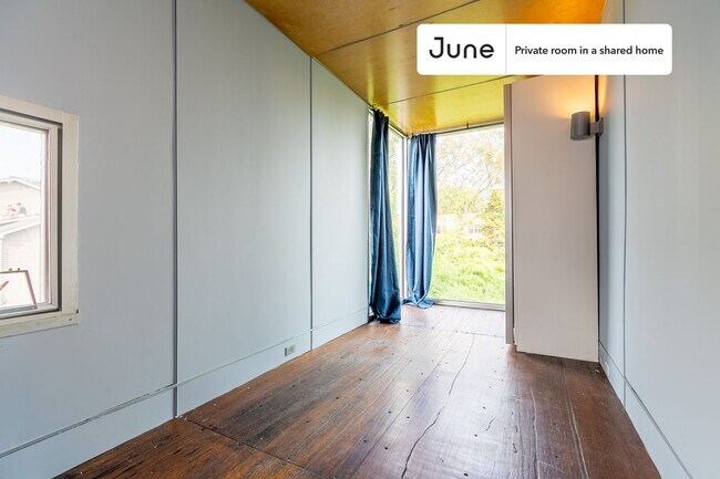Foto del edificio - Private bedroom in 6 bed/6 bath Home