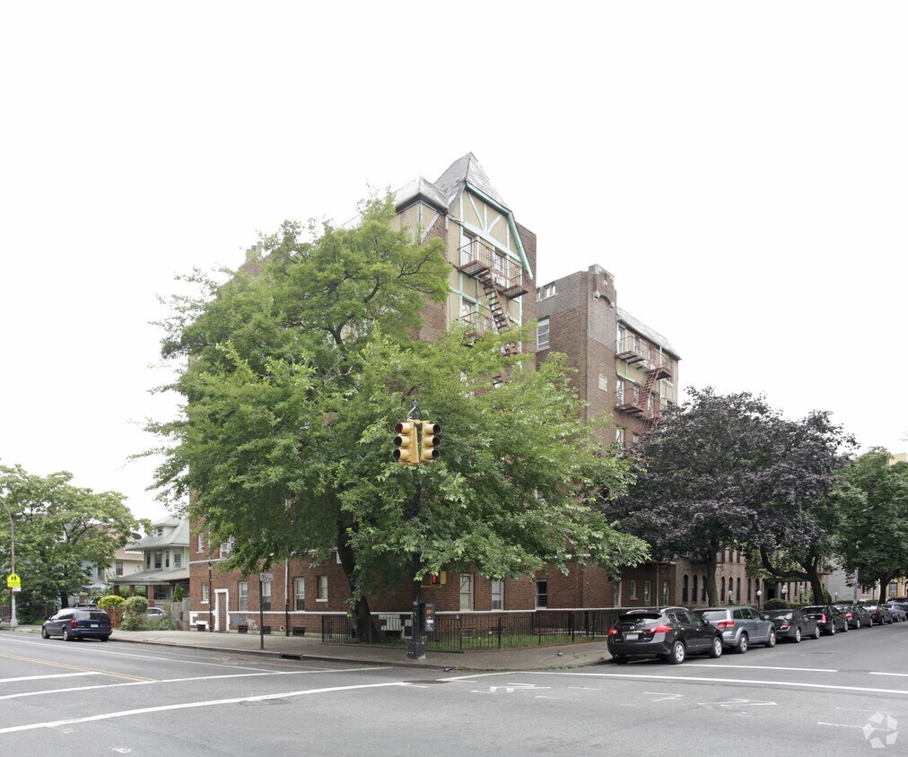 Foto principal - 170 Fenimore St