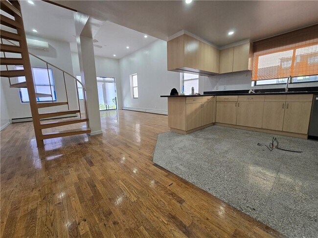 Foto del edificio - 1111 Sheepshead Bay Rd