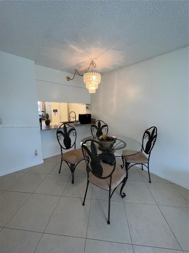 Building Photo - 10181 Twin Lakes Dr