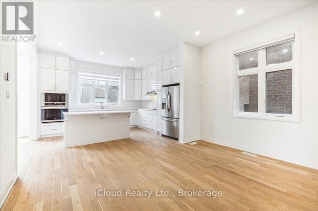 Building Photo - 925 Hickory Cres