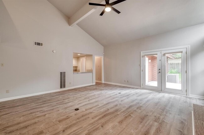 Foto del edificio - 8141 Forest Mesa Dr