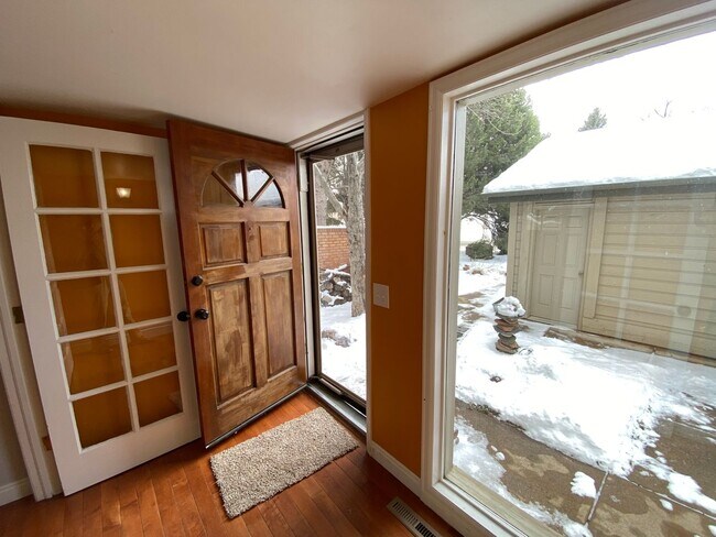 Foto del edificio - 4 Bed 3.5 Bath Wonderland Hill Townhouse