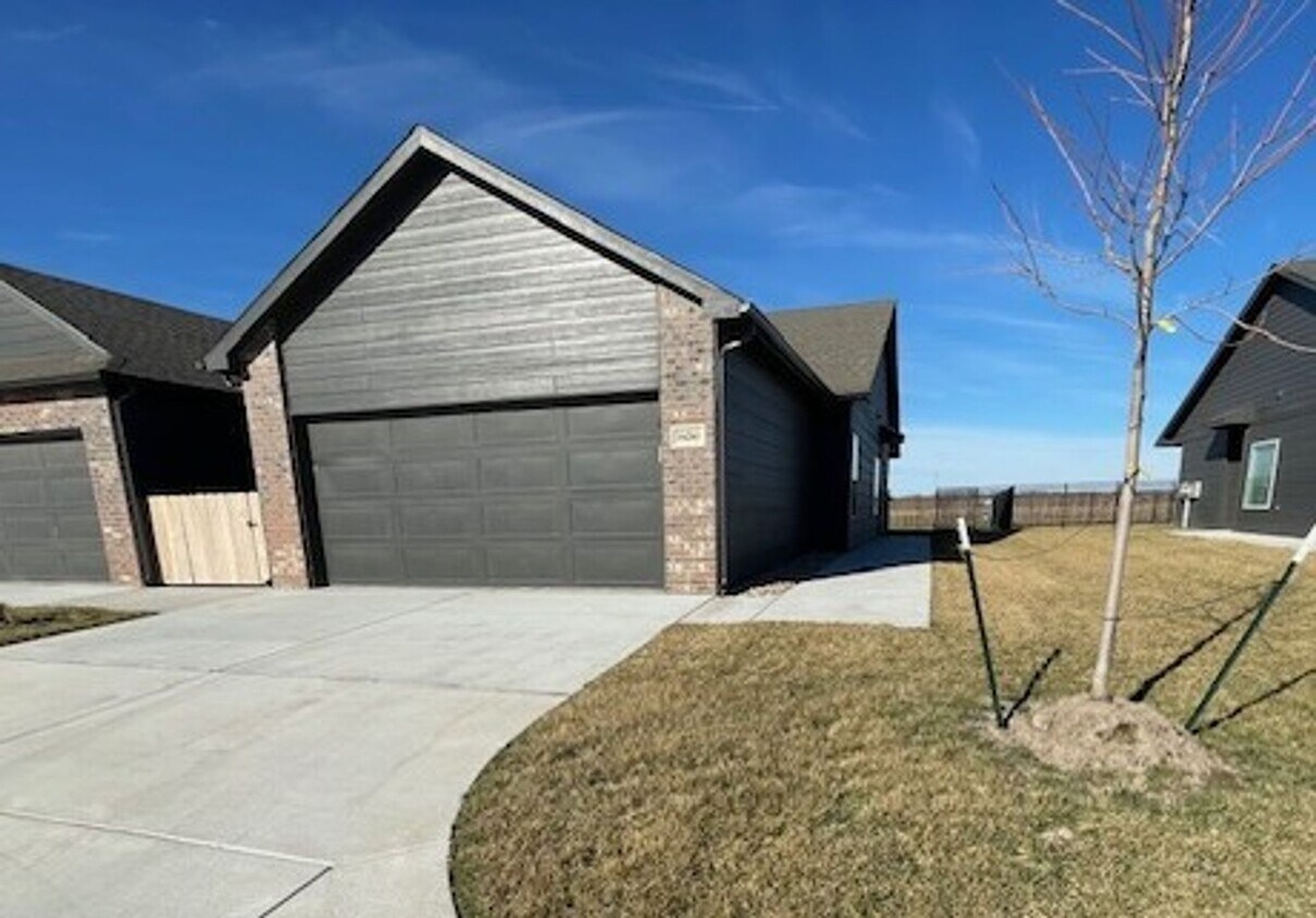 Foto principal - 16271/73 Ike Ct
