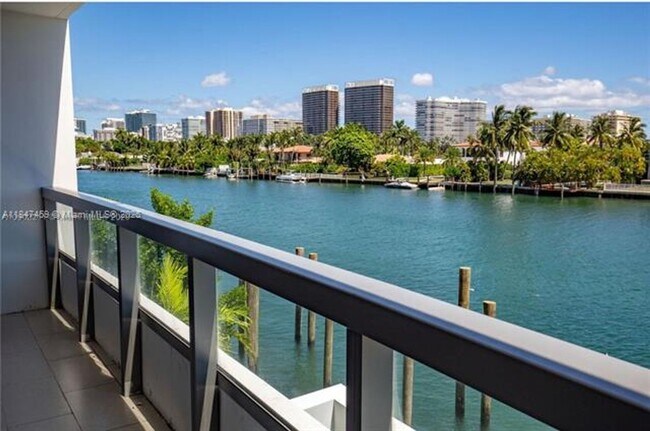 Foto del edificio - 9261 E Bay Harbor Dr