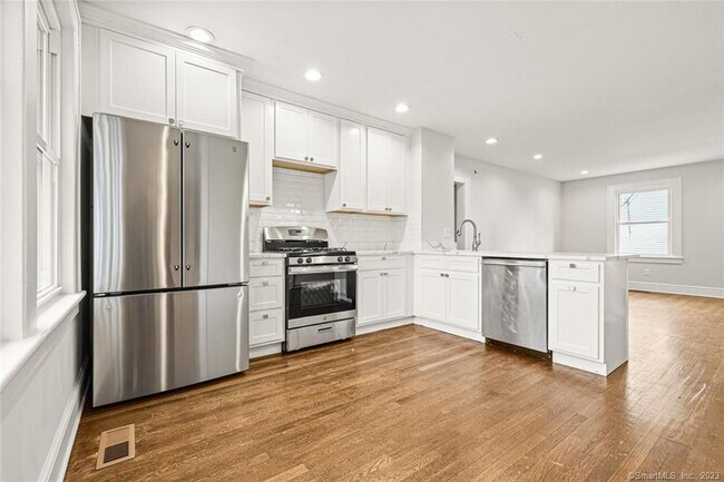 Building Photo - 125 Strawberry Hill Ave