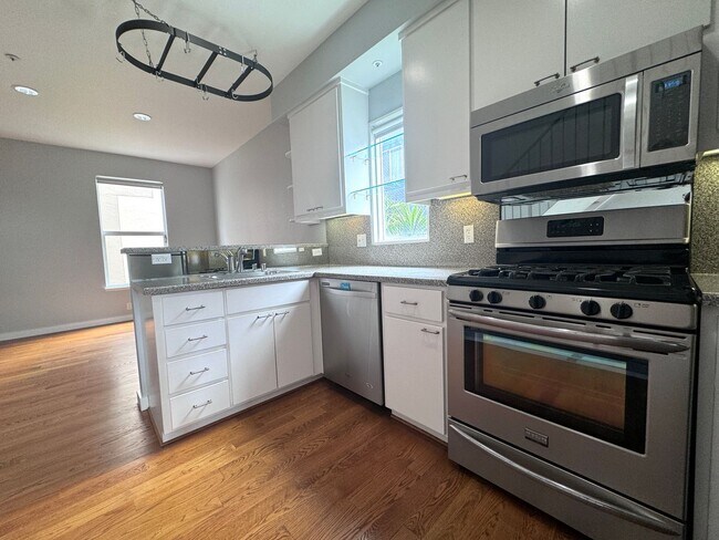 Building Photo - Mission / Potrero: 2 Bed/2 Bath Tri-Level ...