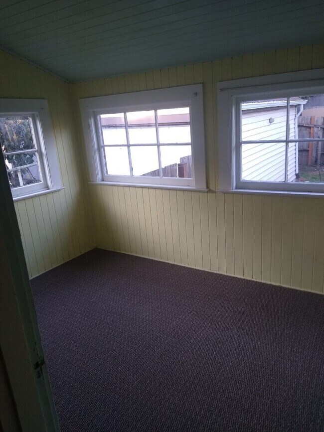 Building Photo - SE Portland 2 Bedroom Home!  Must drive by...