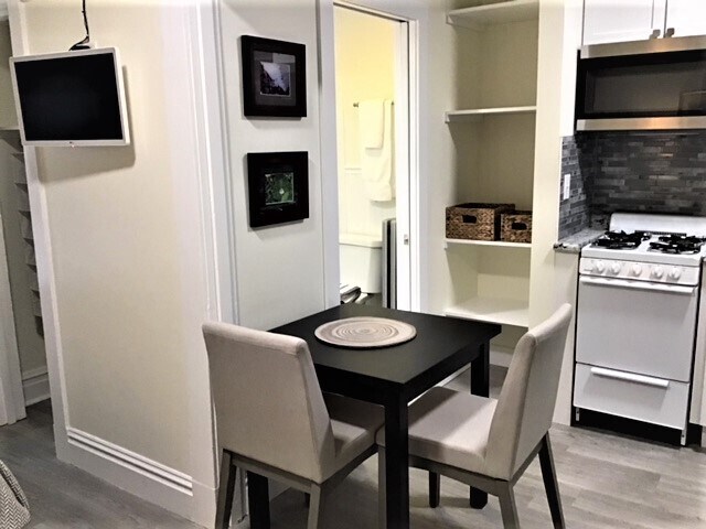 Foto del edificio - 4349 Forest Park Ave