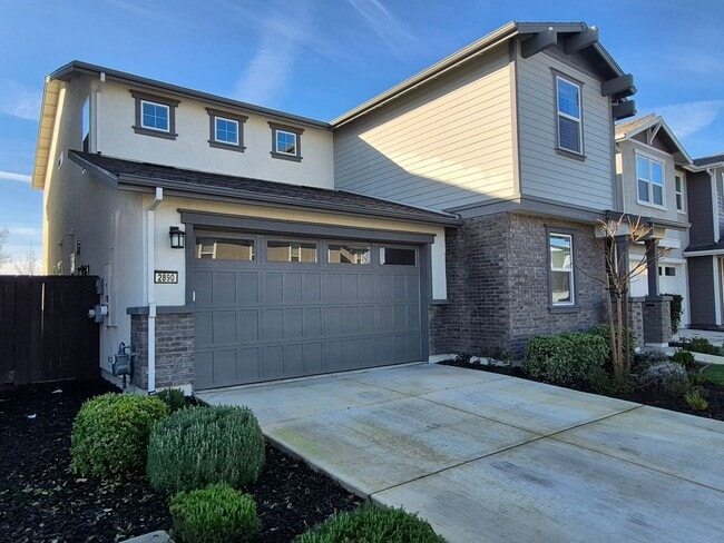 Building Photo - Gorgeous 4 Bedroom 3.5 bath with loft