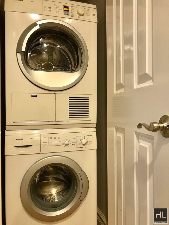 Foto del edificio - STUNNING MIDTOWN WEST 3 BEDROOM - WON'T LA...