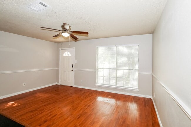 Building Photo - 1808 Rose Cir