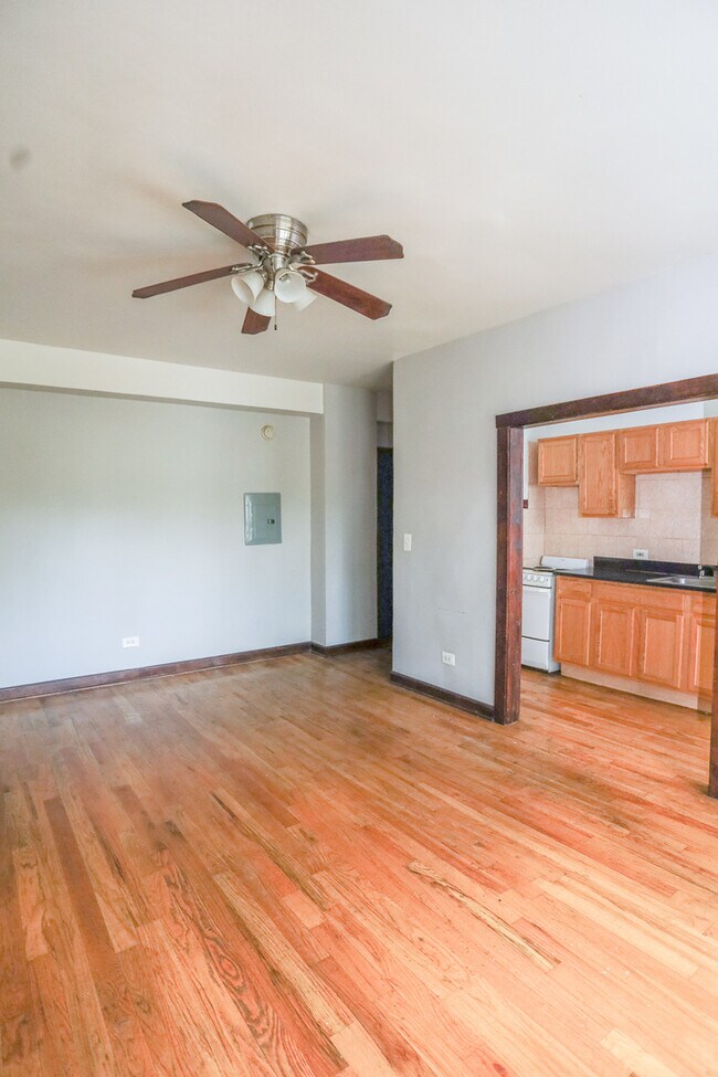 Foto del edificio - 4027 W Irving Park Rd