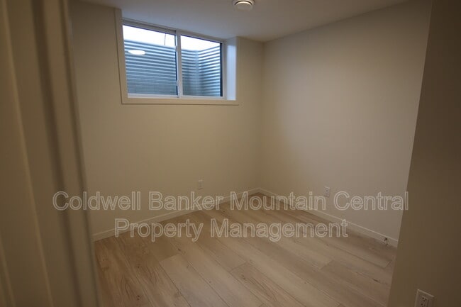 Building Photo - 343-330 30 St SW