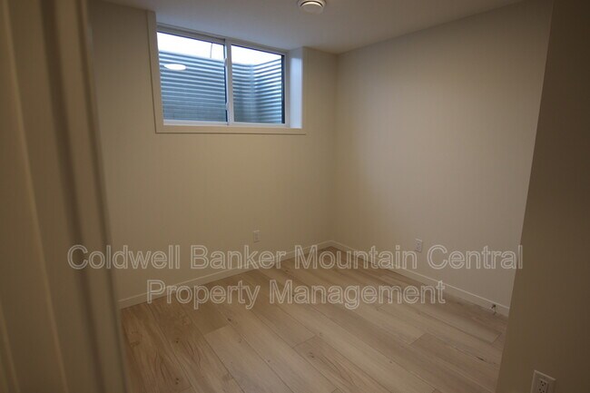 Photo du bâtiment - 343-330 30 St SW