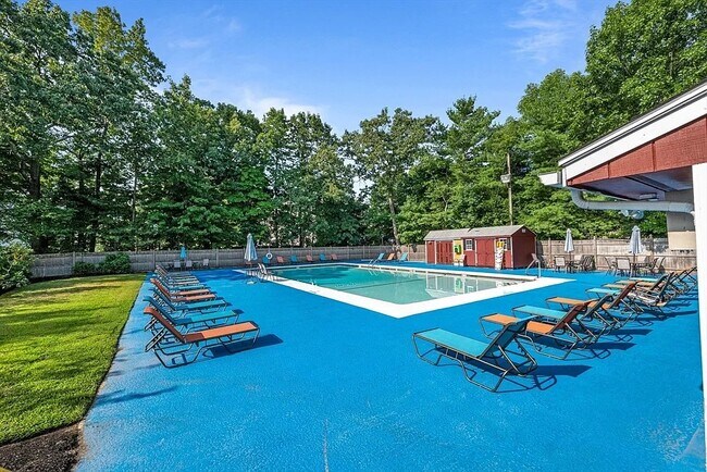Pool - 100 Fountain Ln