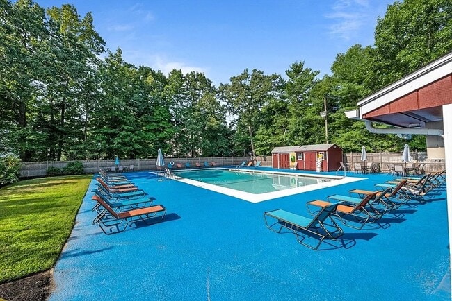 Pool - 100 Fountain Ln