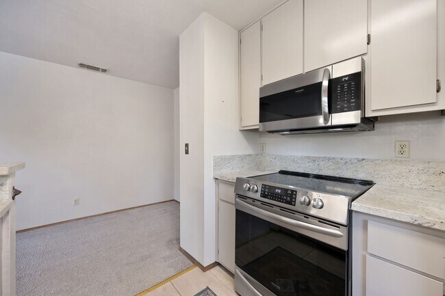 Building Photo - Prime location near downtown, airport, dining 1 bed 1 bath