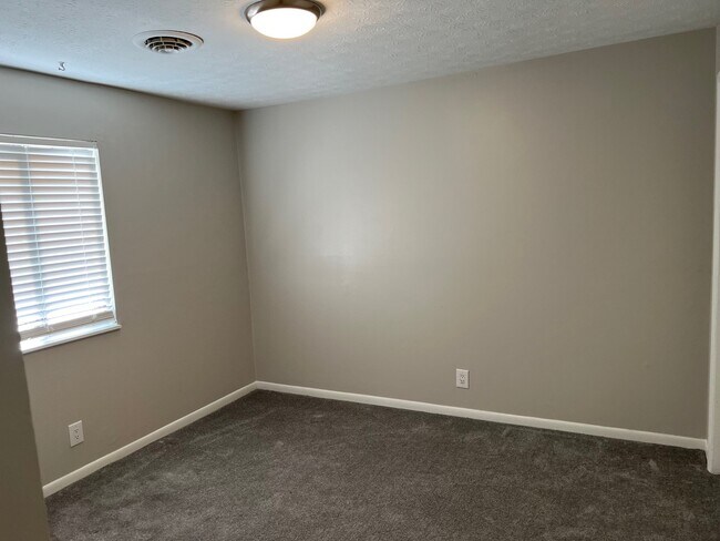 Building Photo - 904 Valley View Dr