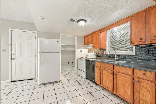 Building Photo - 1166 Shoreham Dr