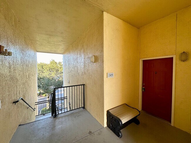 Foto del edificio - Recently Renovated 2BR/2BA Third Floor Uni...